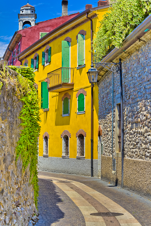 5295 - Lazise Yellow Alley - -